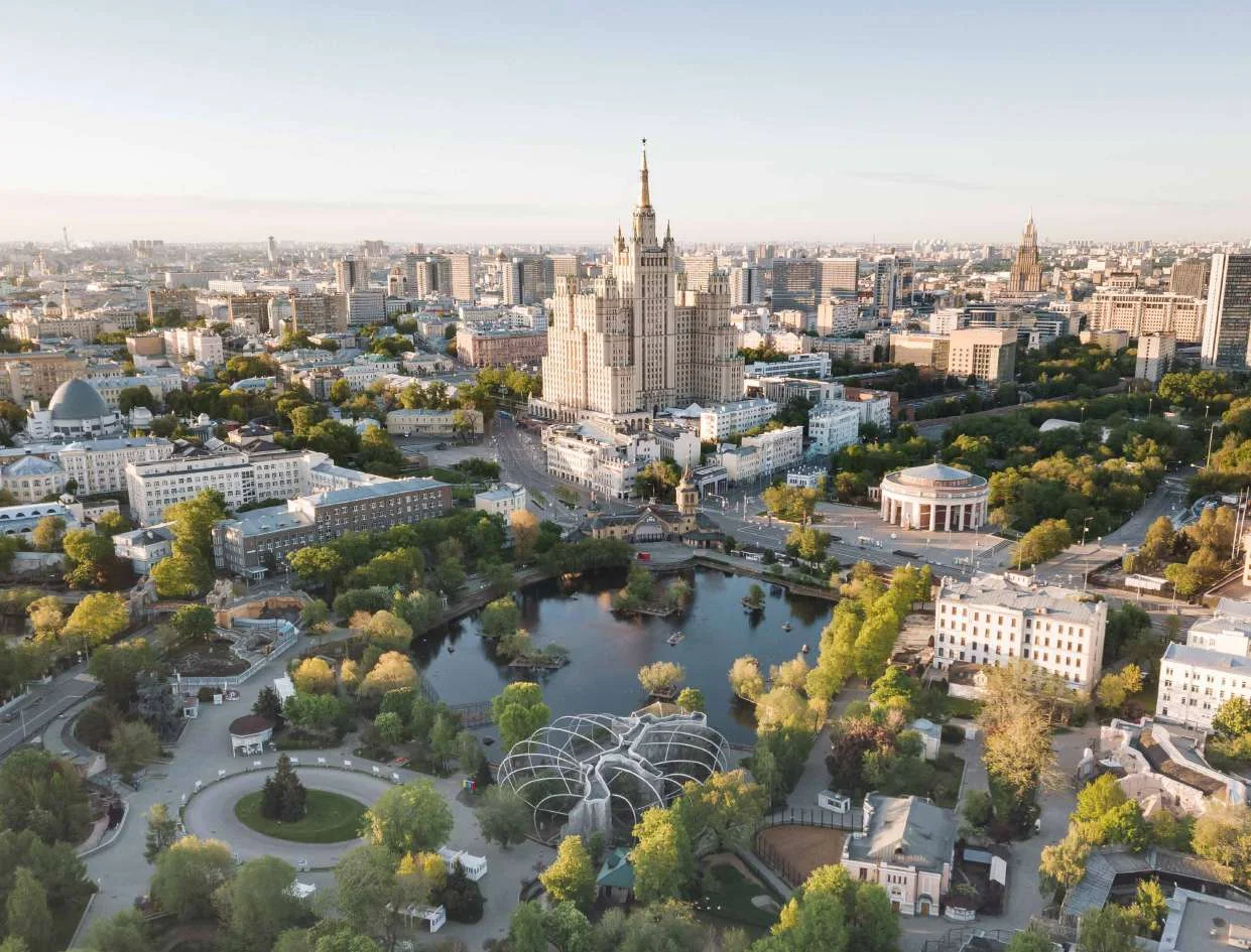 Вид сверху на район: высотка на Кудринской, зелень зоопарка
